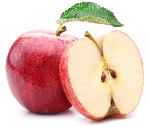 Красное яблоко с листом и частью — стоковое фото