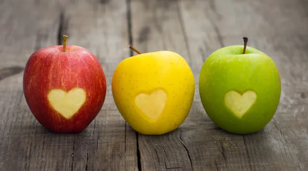 Яблоки с гравировкой сердца — стоковое фото