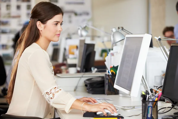 Женщина, работающая на стол в офисе заняты творческие — стоковое фото