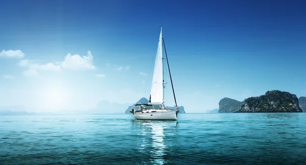 Синие воды океана и яхт — стоковое фото