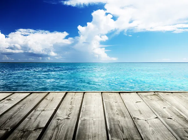 Карибское море и деревянная платформа Лицензионные Стоковые Изображения