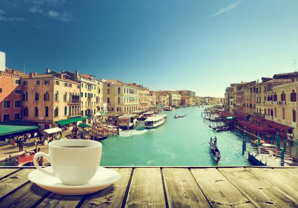 Кофе на столе и Венеции в время заката, Италия — стоковое фото