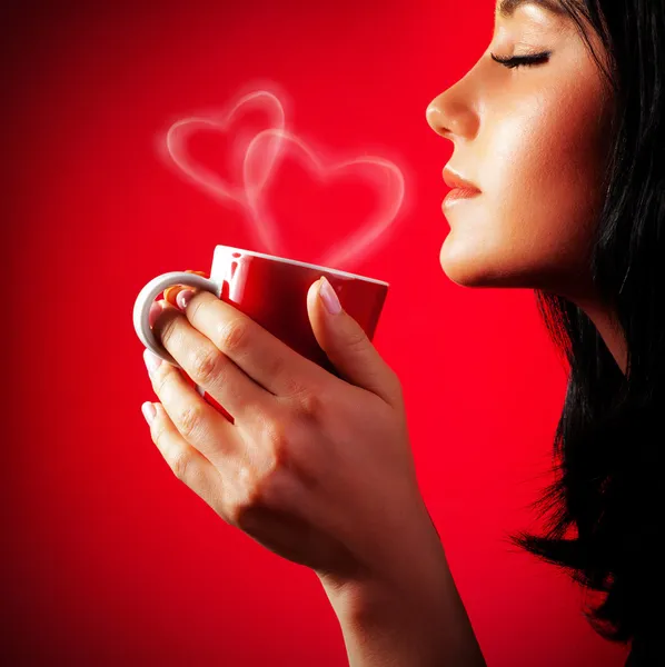 Красивая леди, пьющая кофе — стоковое фото
