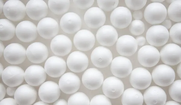 Белый шар из пенопласта — стоковое фото