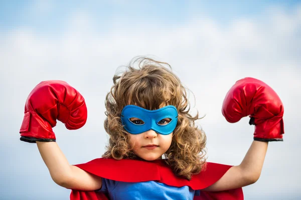 Ребенок супергероя. женское понятие власти — стоковое фото