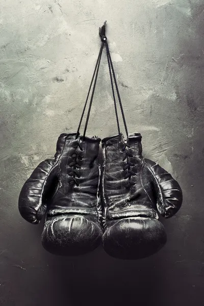 Висят старые боксерские перчатки на гвоздь — стоковое фото