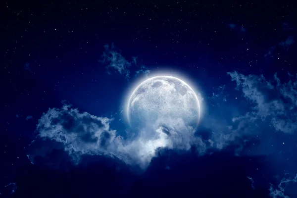 Полная луна — стоковое фото