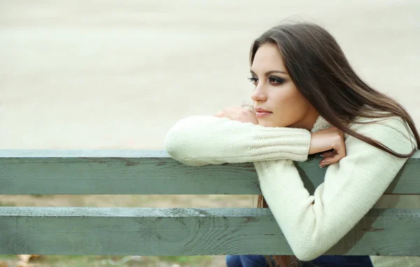 Молодая одинокая женщина на скамье в парке — стоковое фото