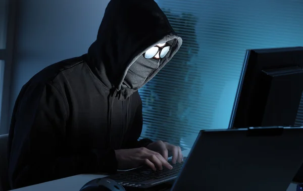 Хакер, кража данных с компьютера — стоковое фото