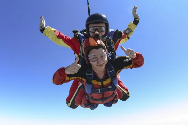 Делающая затяжные прыжки с парашютом фотография. тандем — стоковое фото