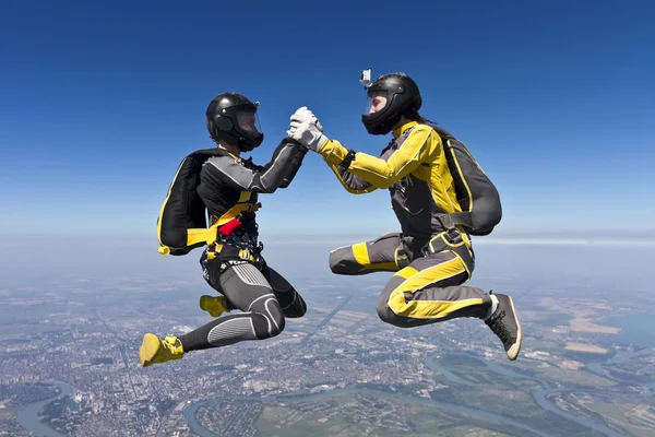 Делающая затяжные прыжки с парашютом фотография — стоковое фото