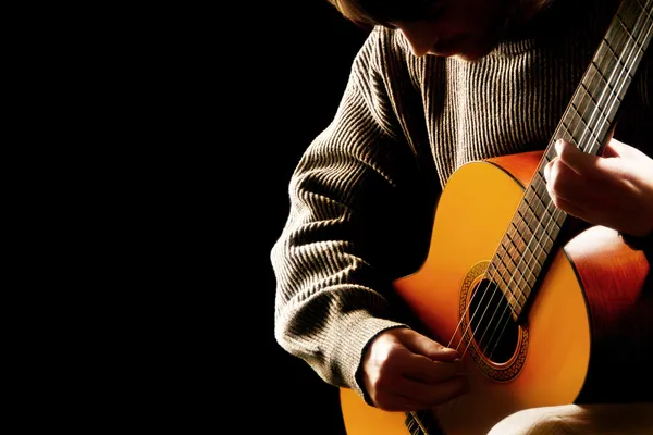 Гитарист акустическая гитара музыкант играет — стоковое фото