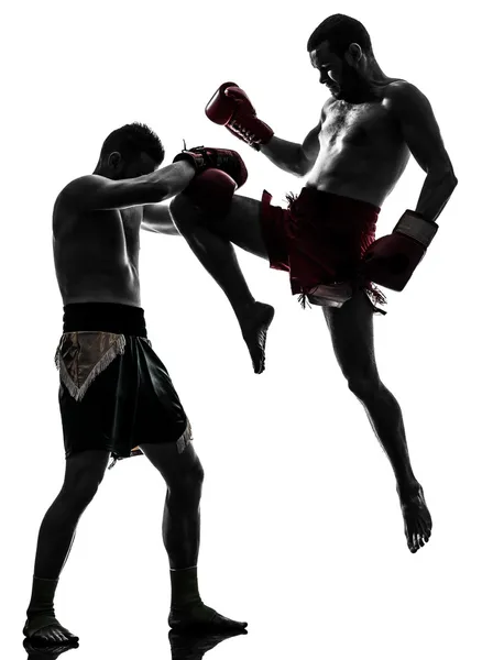 Двое мужчин, осуществляющих тайский бокс силуэт — стоковое фото
