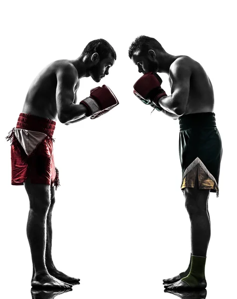 Двое мужчин, осуществляющих тайский бокс Салют силуэт — стоковое фото