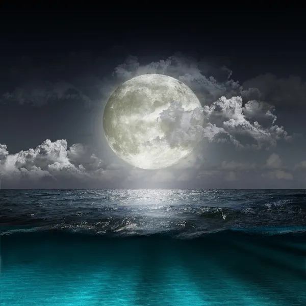 Луна, отражая в озере — стоковое фото