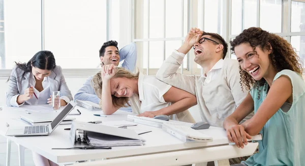 Бизнес-команда, смеясь во время встречи — стоковое фото