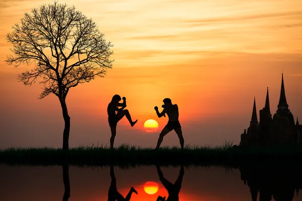 Силуэт тайского бокса на закате — стоковое фото