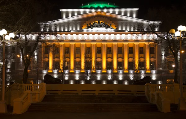Здание банка России зажгли декоративного освещения — стоковое фото
