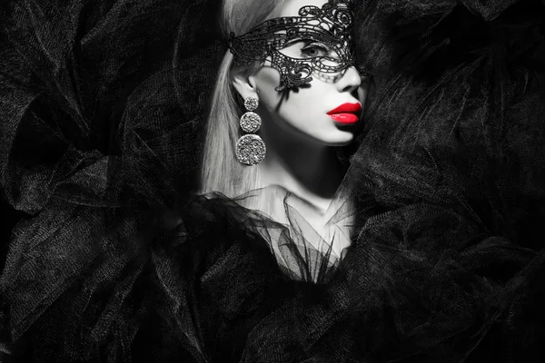 Красивая дама в маске — стоковое фото