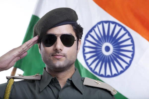 Макро охранника носить солнцезащитные очки во время салютов индийский флаг Стоковая Картинка