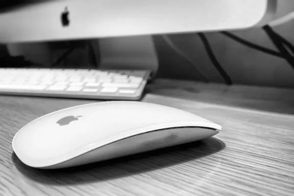 Мышь Magic mouse и комплект обычных imac в черно-белом — стоковое фото