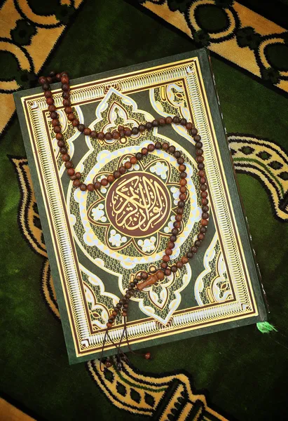 Священная книга Коран с Розария — стоковое фото