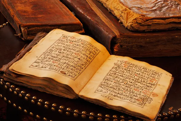 Древний рукой сценарий Корана — стоковое фото