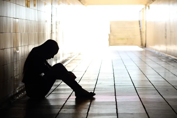 Подростковая депрессия сидя внутри грязный туннель — стоковое фото