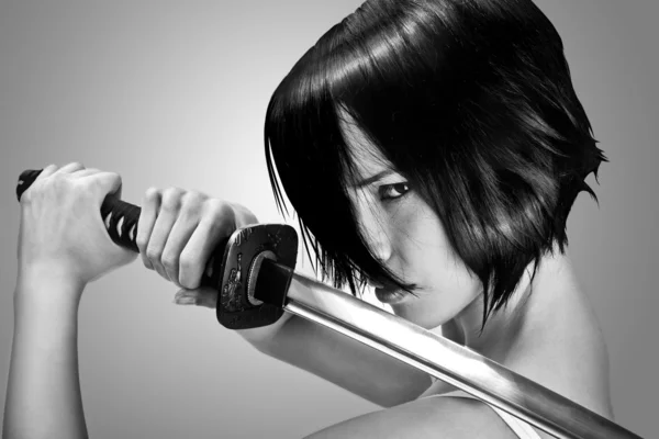 Брюнетка с короткими волосами, с мечом Катана Лицензионные Стоковые Изображения