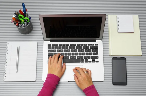 Вид сверху женщины работают с ноутбуком в офисе или на дому исследования — стоковое фото