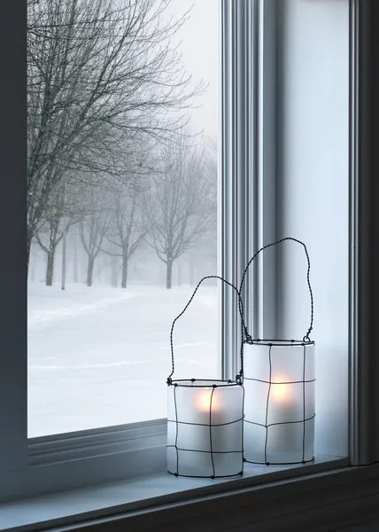 Уютный фонарями и зимний пейзаж видел через окно Стоковое Фото