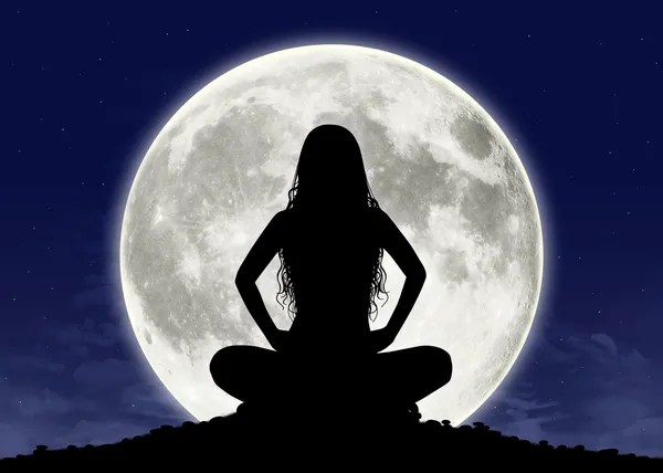 Молодая женщина в размышлении в полную луну — стоковое фото