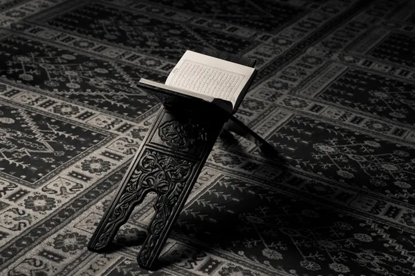 Коран-священная книга мусульман в мечети — стоковое фото
