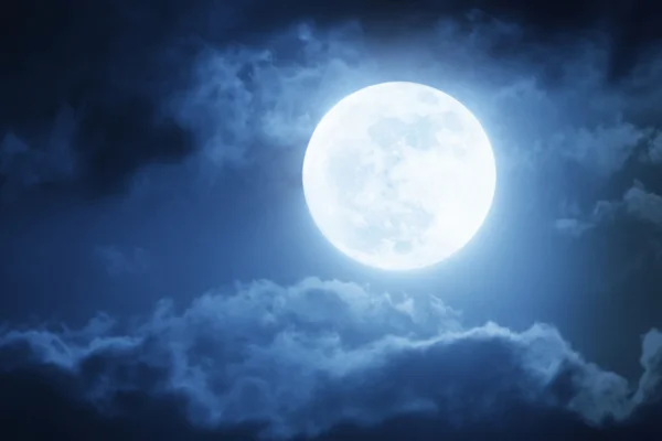 Драматические ночные облака и небо с большой полной Луны — стоковое фото