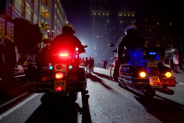 Два полицейских на мотоциклах — стоковое фото