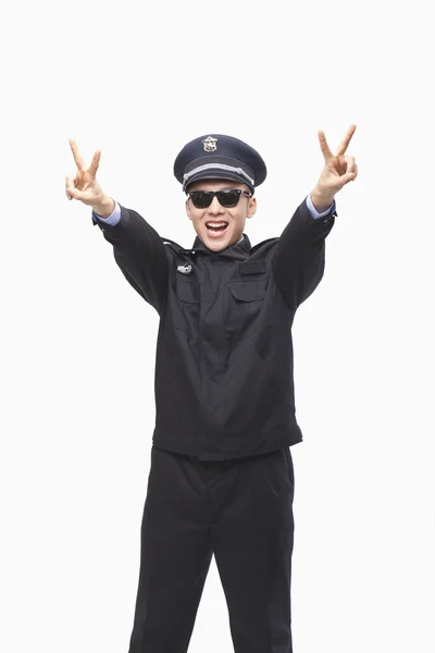 Сотрудник полиции, давая знак мира — стоковое фото