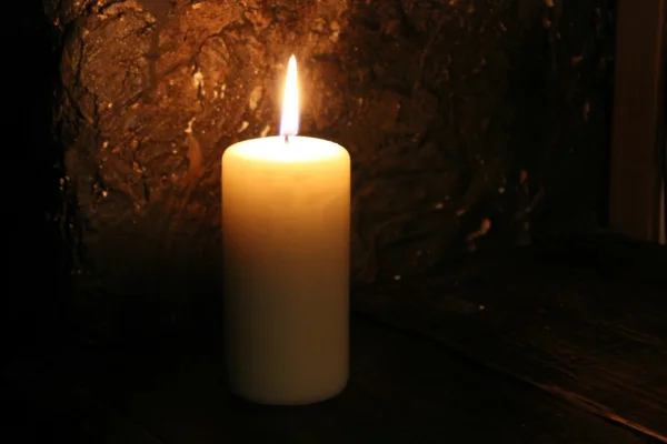 Зажженные свечи на черном фоне — стоковое фото