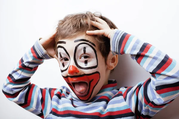 Маленький милый мальчик с facepaint как клоун, пантомимы выражений — стоковое фото