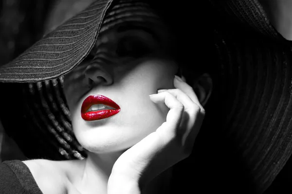 Загадочная женщина в черной шляпе. красные губы — стоковое фото