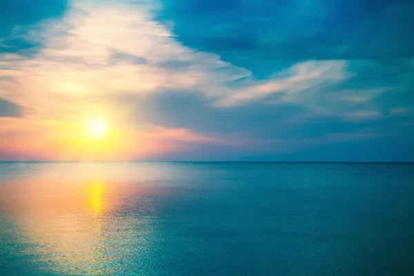 Восход солнца по морю — стоковое фото