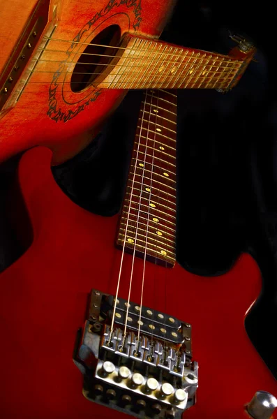 Акустические и электрические гитары — стоковое фото