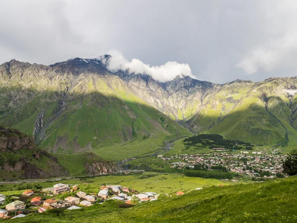 Кавказские горы видно из села Степанцминда — стоковое фото