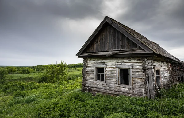 Ветхие старый дом в деревне в России — стоковое фото
