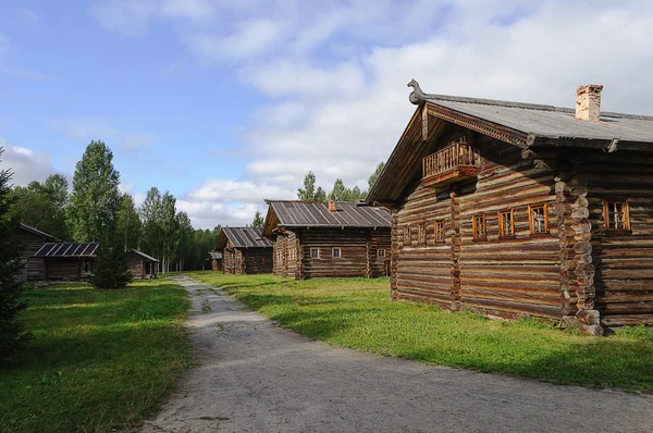 Старый деревянный дом в Северной России — стоковое фото