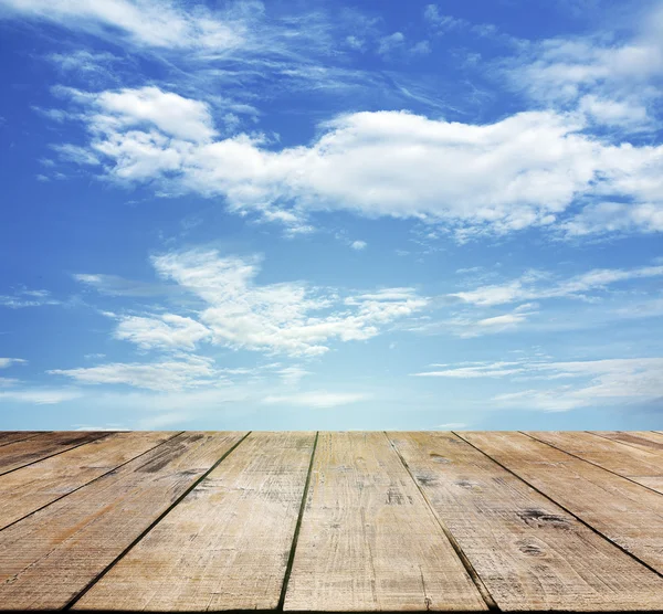Небо и древесины этаж — стоковое фото