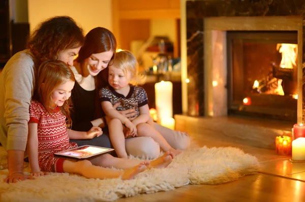 Семьи с помощью планшетного ПК Лицензионные Стоковые Фото