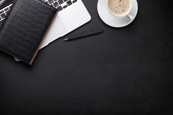 Офисный стол с ноутбуком, кофе, Блокнот Лицензионные Стоковые Изображения