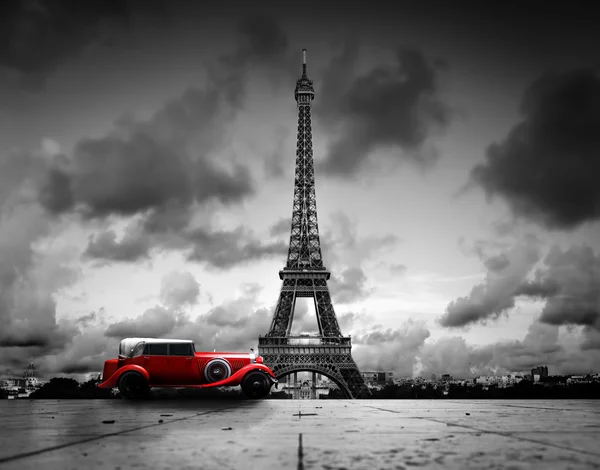 Башня effel и ретро автомобиль — стоковое фото