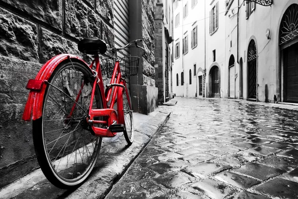Ретро Винтаж красный велосипед на булыжной мостовой — стоковое фото