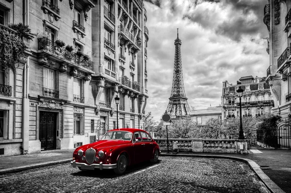 Эйфелева башня с ретро-автомобилей — стоковое фото
